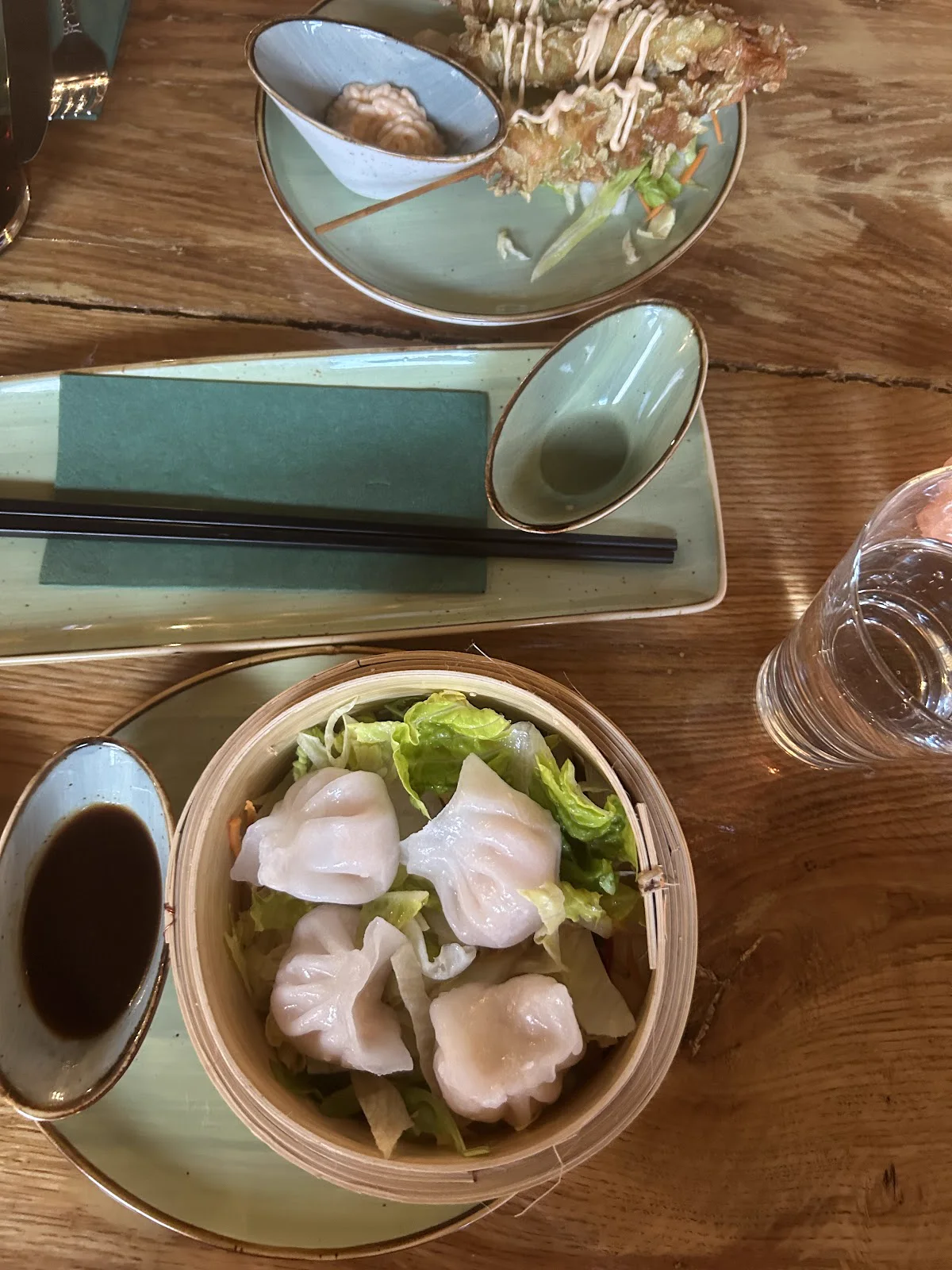 Gedeckter Tisch mit asiatischen Gerichten im Mizu Restaurant